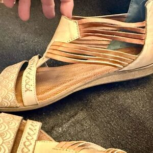 Chic Tan Strappy Sandals